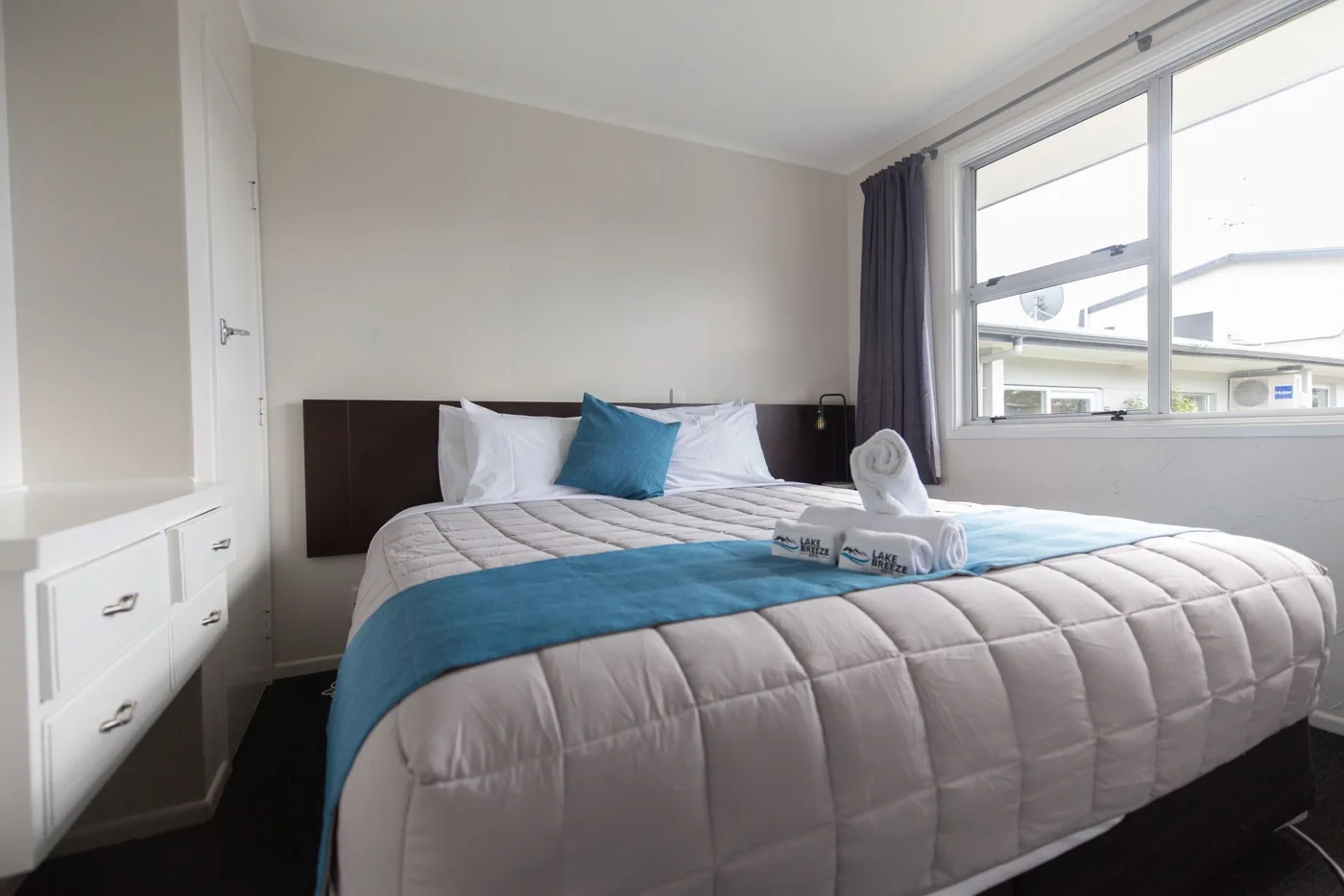 Main bedroom in the Three-Bedroom Apartment at Lake Breeze Motel