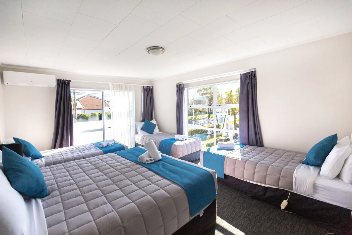 Beds in the upper room of the Lake View Apartment at Lake Breeze Motel
