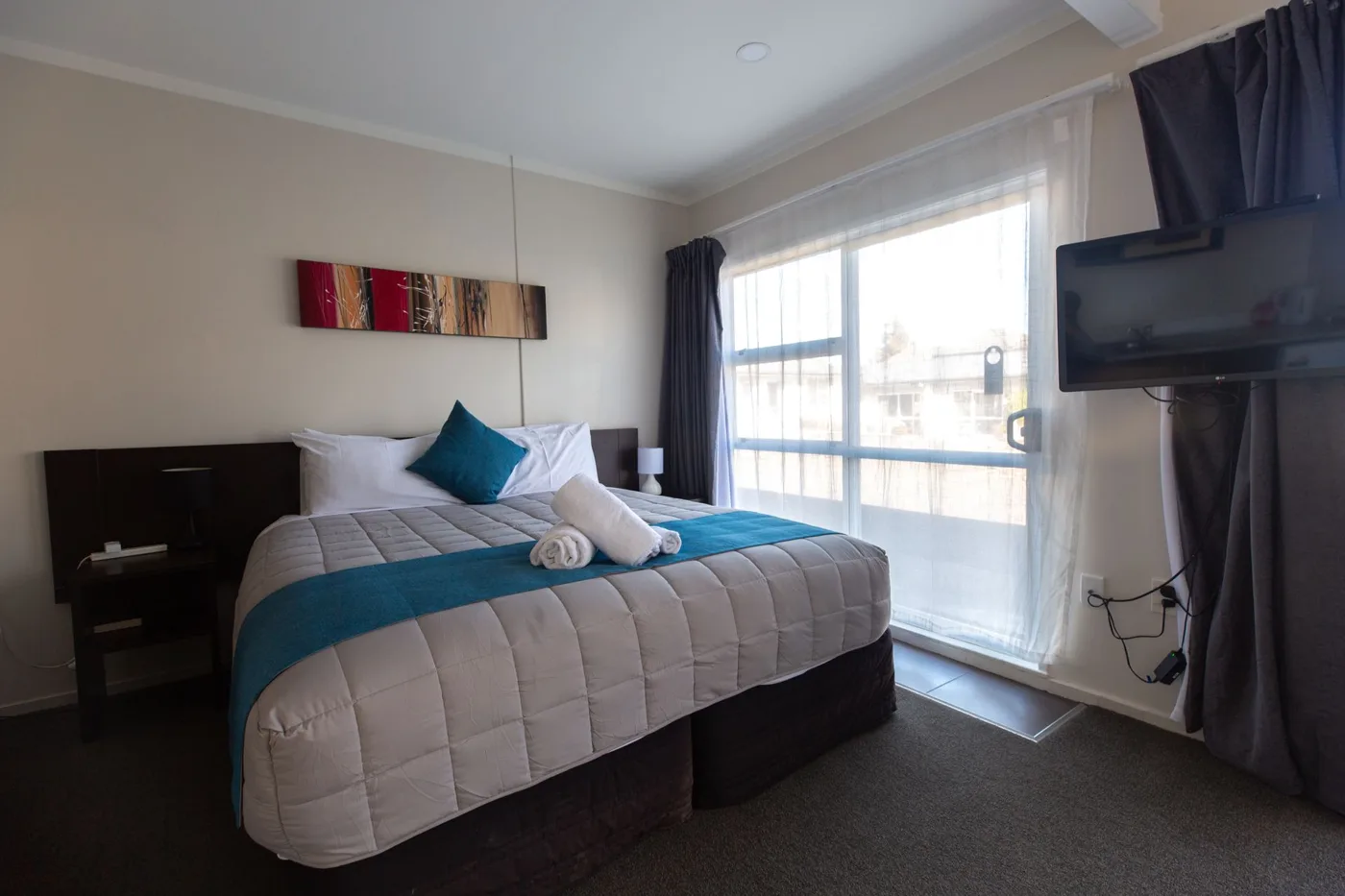 King Spa Studio bedroom at Lake Breeze Motel